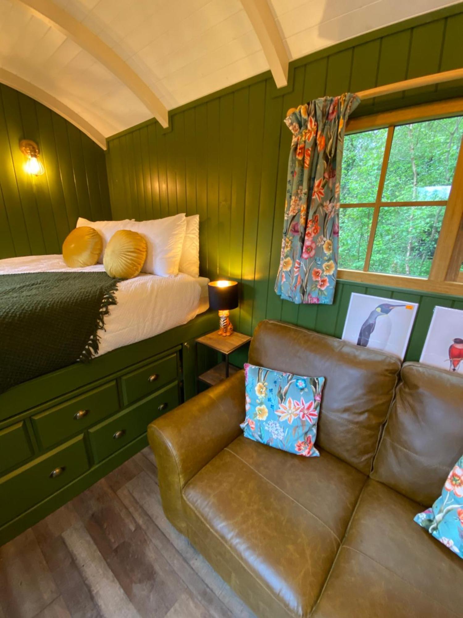 The Goose Nest Luxury Lakeside Shepherd Hut In Cardinham Woods, Cornwall Exterior photo