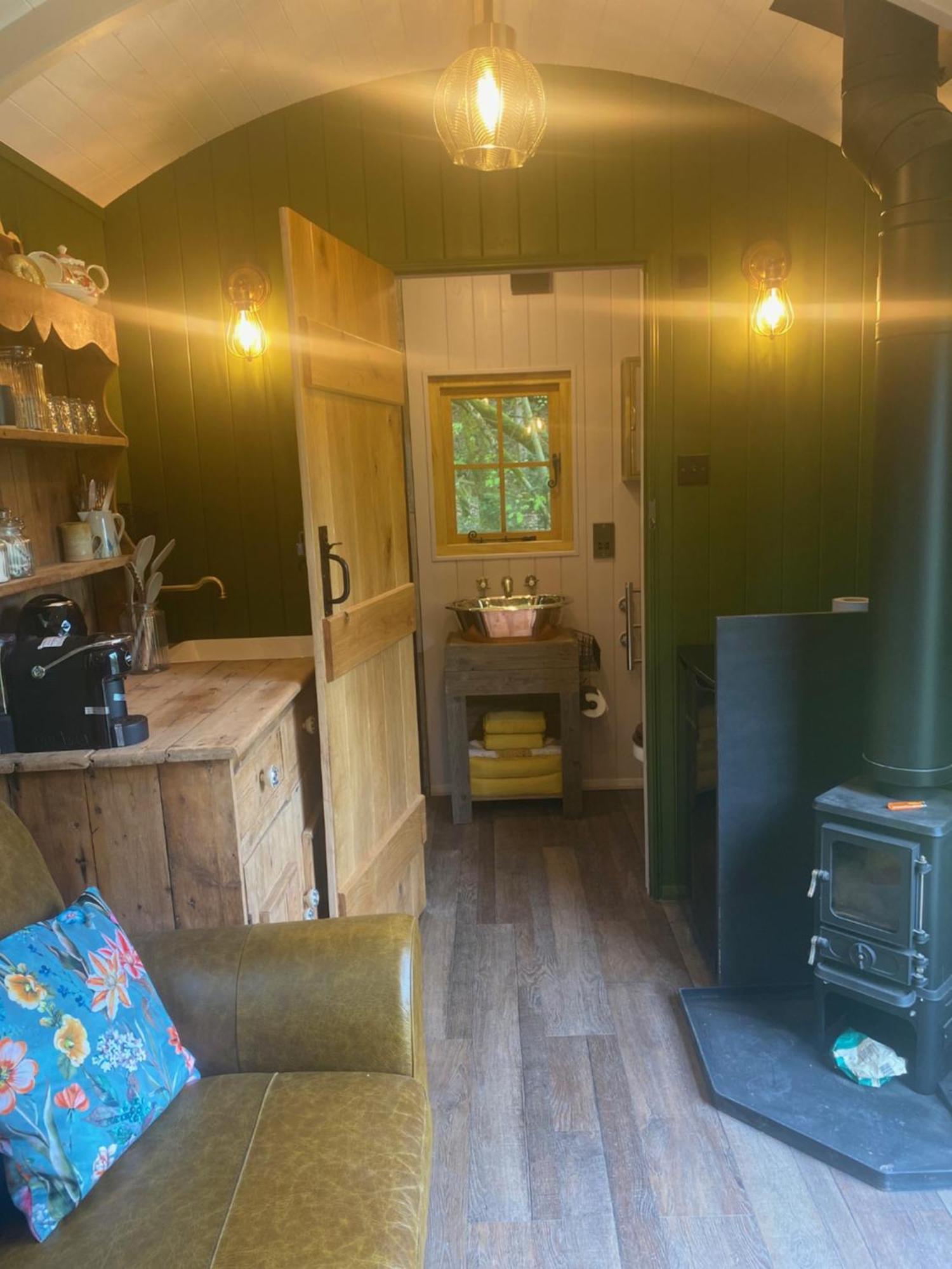 The Goose Nest Luxury Lakeside Shepherd Hut In Cardinham Woods, Cornwall Exterior photo