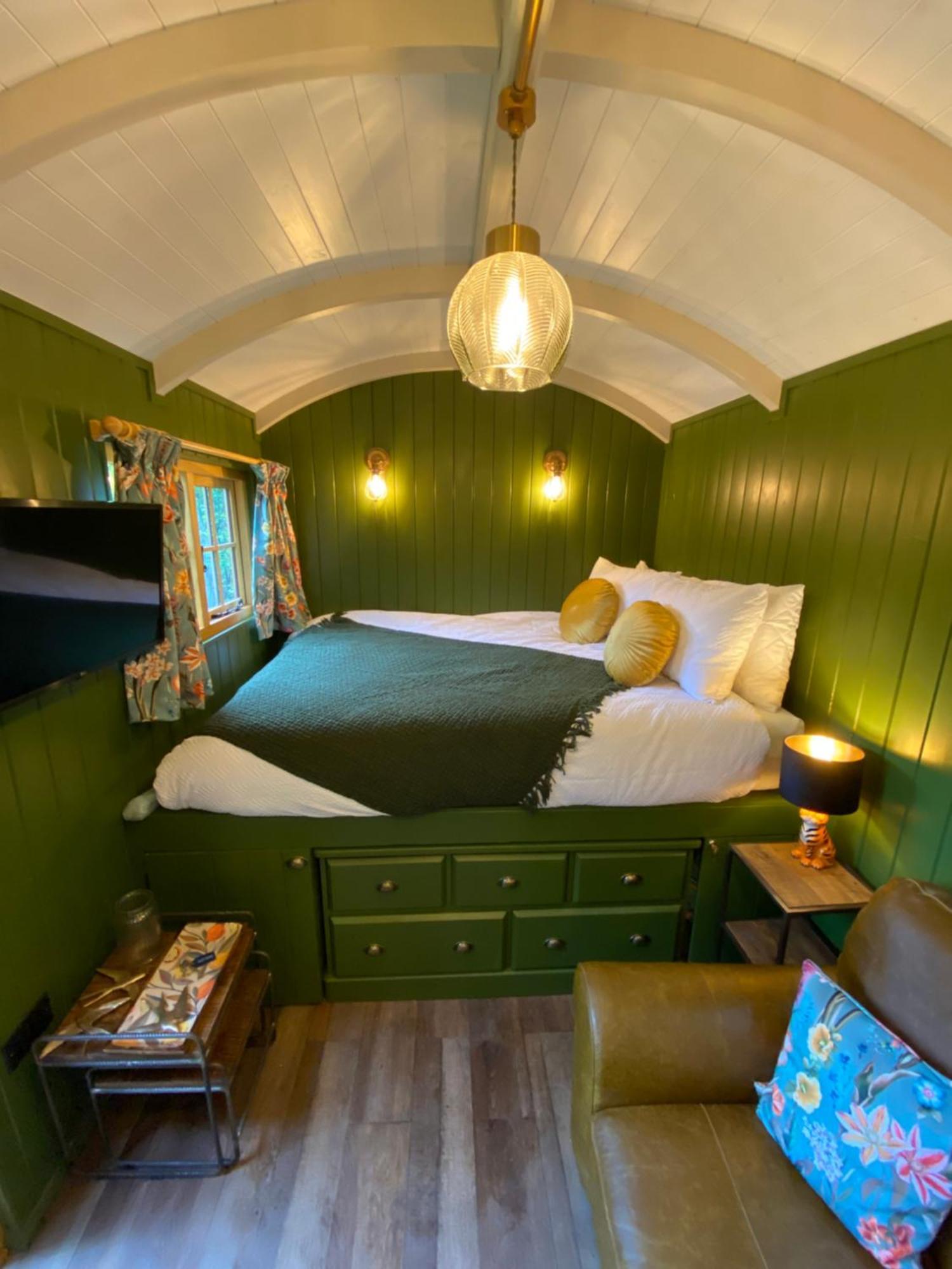 The Goose Nest Luxury Lakeside Shepherd Hut In Cardinham Woods, Cornwall Exterior photo
