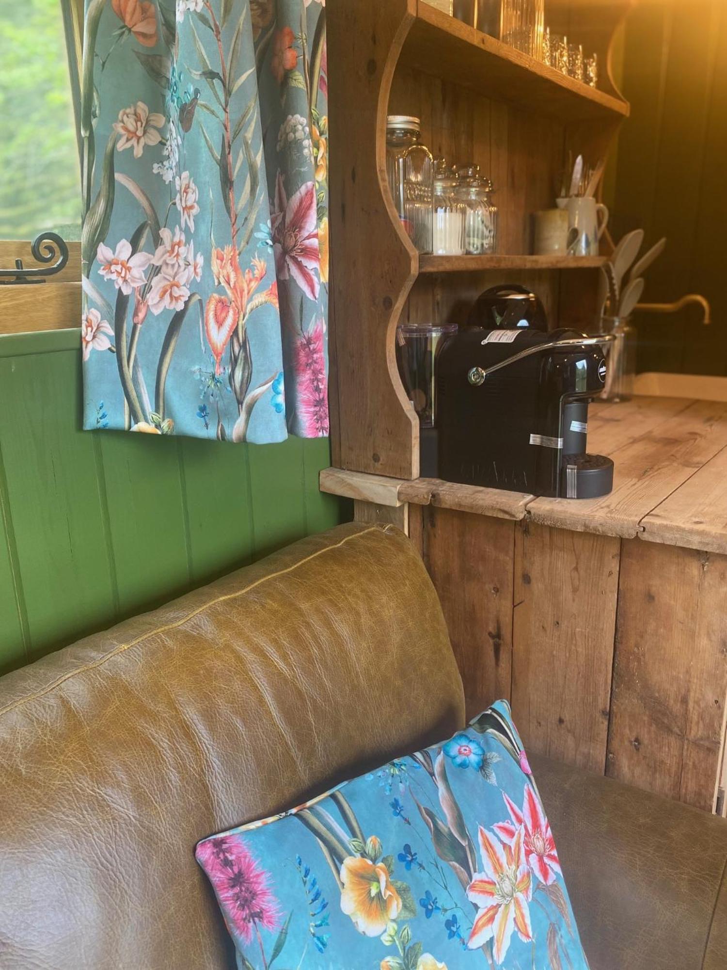 The Goose Nest Luxury Lakeside Shepherd Hut In Cardinham Woods, Cornwall Exterior photo
