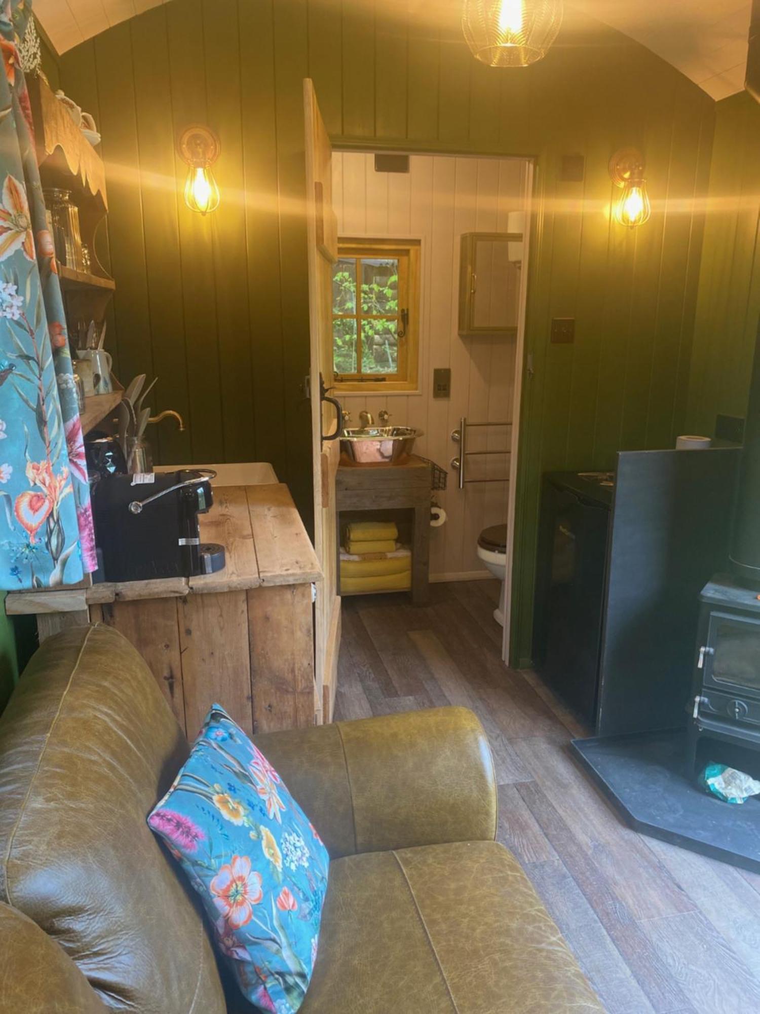 The Goose Nest Luxury Lakeside Shepherd Hut In Cardinham Woods, Cornwall Exterior photo