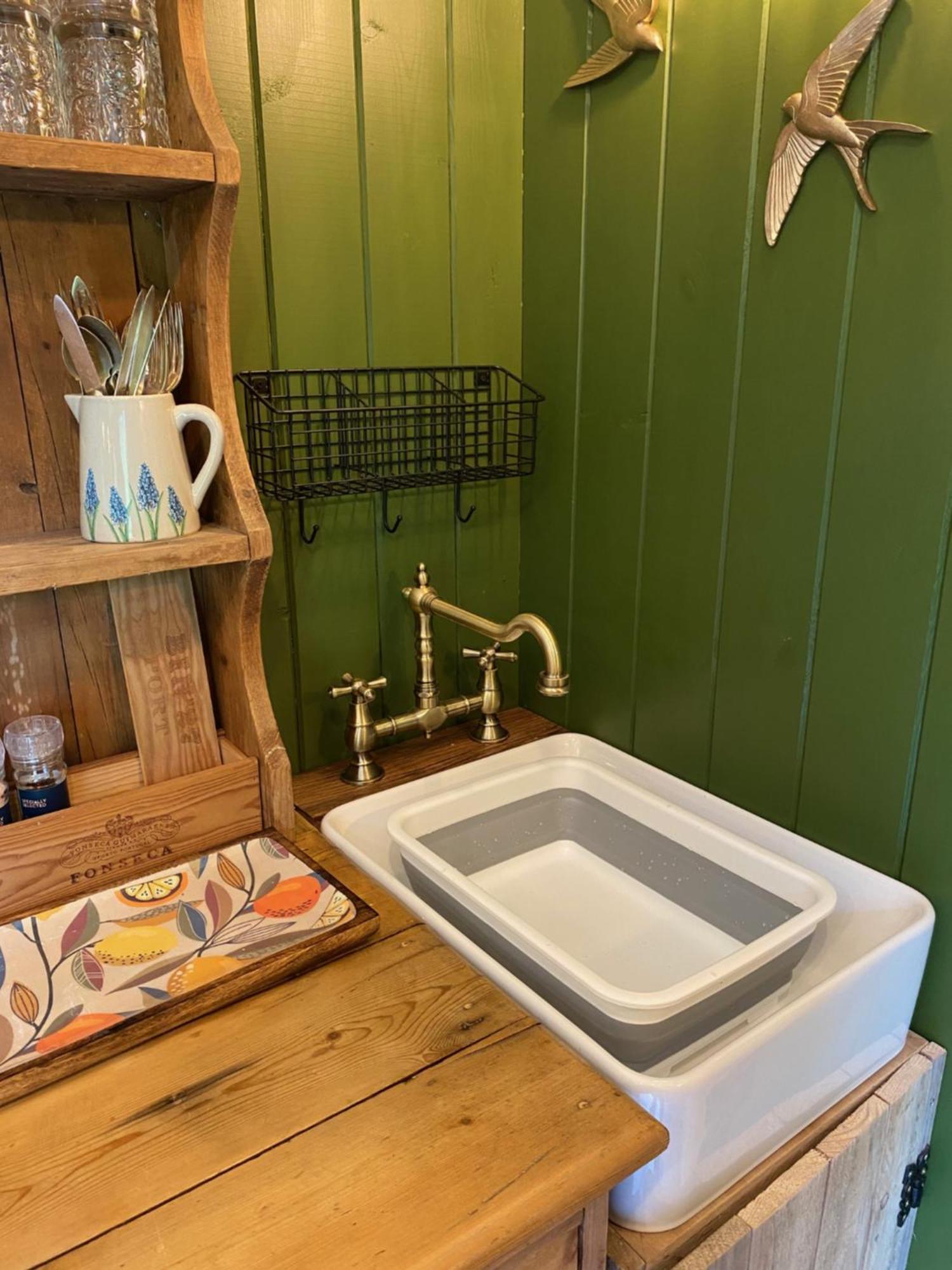The Goose Nest Luxury Lakeside Shepherd Hut In Cardinham Woods, Cornwall Exterior photo